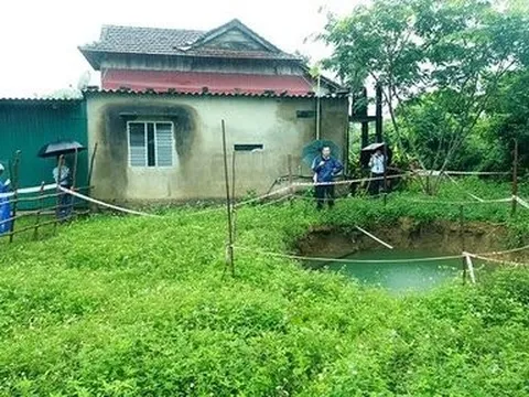 Sau đợt mưa lớn, vườn nhà bỗng xuất hiện "hố tử thần"