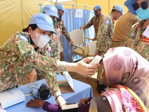 Đội Công binh Việt Nam khám bệnh, cấp thuốc miễn phí cho phụ nữ và trẻ em ở Goli, Abyei