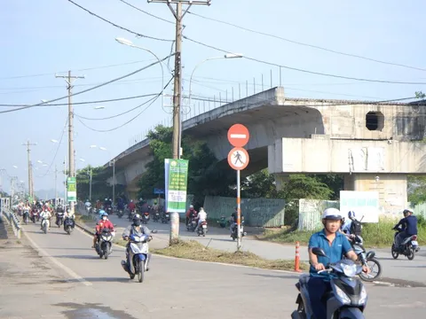 Cầu 700 tỉ đồng ở Thủ Đức thi công trở lại sau 4 năm tạm dừng