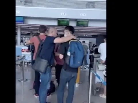 CLIP: Công an choàng vai, bắt kẻ cầm đầu vụ cướp Sacombank tại sân bay Tân Sơn Nhất