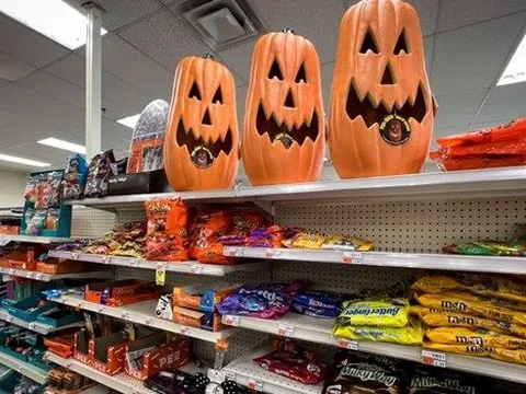 Đồ ăn ưa thích ngày lễ Halloween đang đắt hơn và nhỏ đi, tất cả là do giá một loại nông sản tăng phi mã, lập đỉnh gần 50 năm