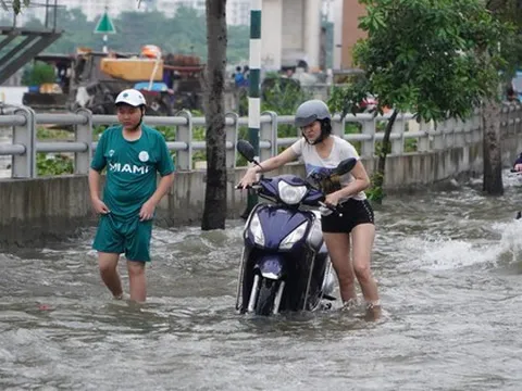 Loạt ảnh người dân TP HCM hì hục dắt xe qua đoạn đường ngập ngày triều cường dâng cao