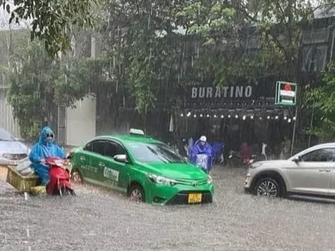 Mưa trắng trời 'nhấn chìm' nhiều tuyến đường ở TP Vinh