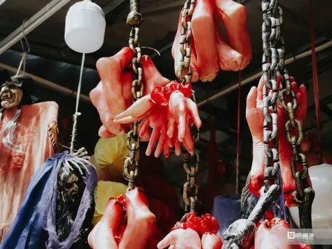 Hà Nội: Rùng mình đồ chơi kinh dị ngập tràn phố Hàng Mã