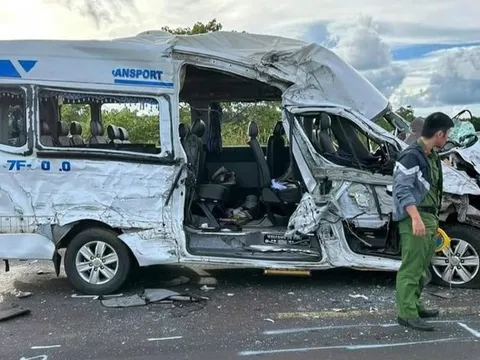 Ảnh TNGT: Xe tải lấn làn đâm vào xe chở khách tại Đắk Lắk