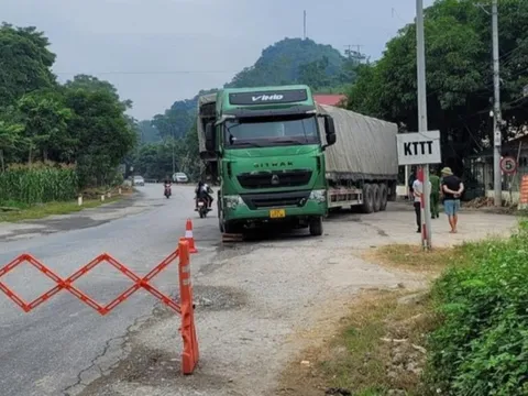 Vi phạm nồng độ cồn kịch khung, tài xế cho xe container chắn ngang quốc lộ