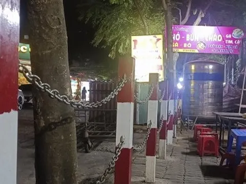 Hàng quán tháo xích vỉa hè, bày biện bàn ghế bán hàng bất chấp biển cấm