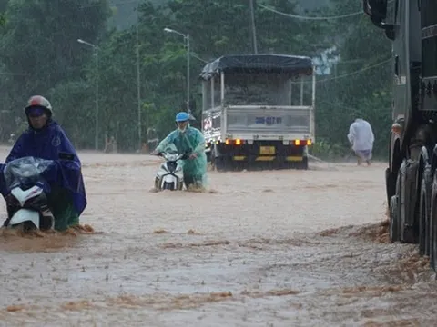 Nước lũ cuồn cuộn trên quốc lộ, xe chết máy hàng loạt