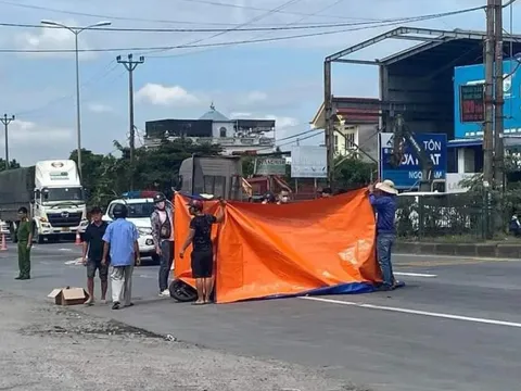 Ngã ra đường sau va chạm với xe máy, đôi vợ chồng bị xe container cán tử vong