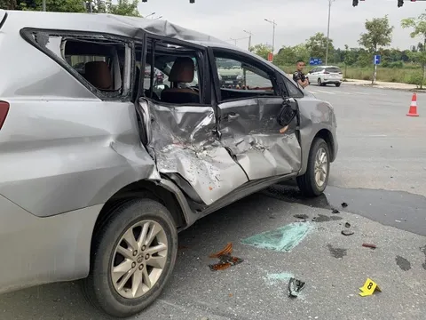 Ảnh TNGT: Toyota Innova bị đâm bẹp toàn bộ phần hông, xẹp cả hai lốp nhưng không thấy dấu hiệu của túi khí