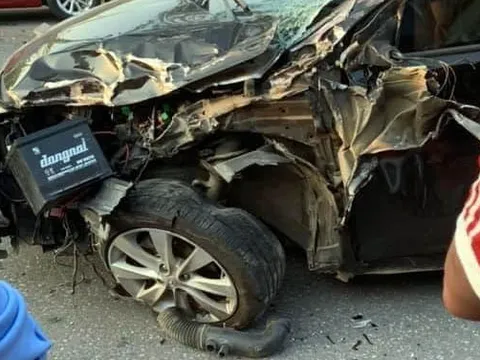 Ảnh TNGT: Đối đầu xe khách, Hyundai Accent nát đầu, lòi ắc-quy