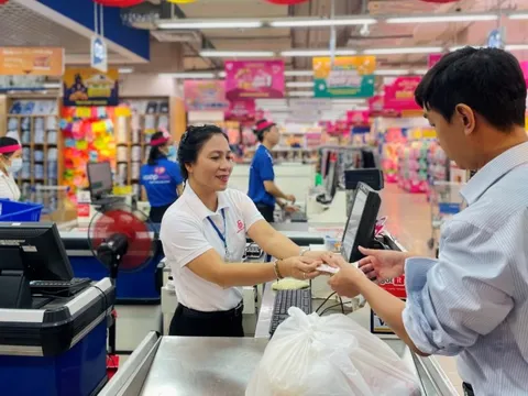 Lãnh đạo Saigon Co.op tính tiền, tư vấn, phục vụ khách hàng
