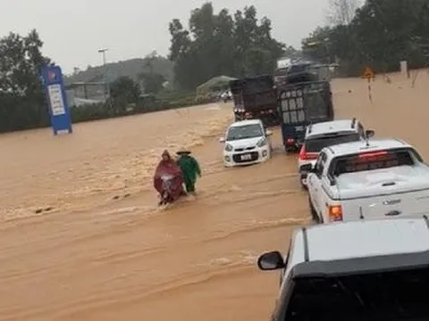 Hà Tĩnh: 2 chị em dâu bị nước lũ cuốn mất tích