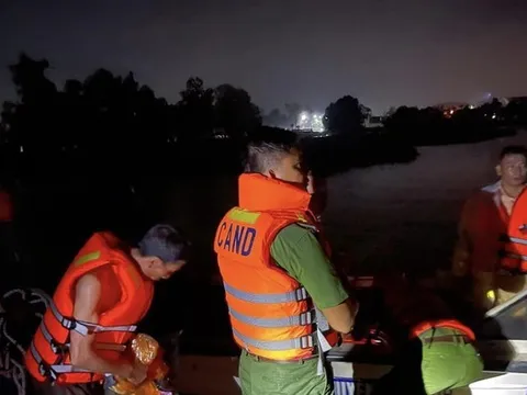 9 công nhân thi công cao tốc Bắc - Nam bị mắc kẹt do nước lũ lên nhanh