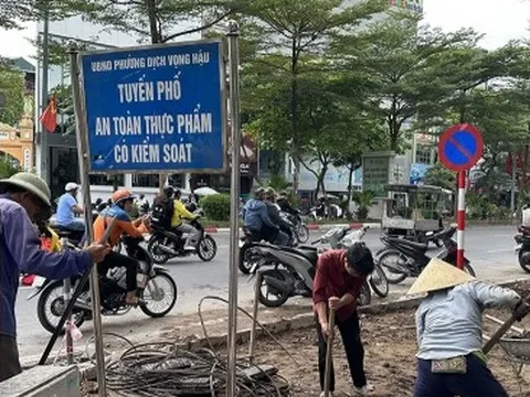 Những tháng cuối năm, vỉa hè lòng đường Hà Nội lại bị đào bới