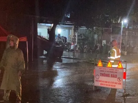 Nước lũ lên nhanh, người dân tất tả chạy lũ trong đêm