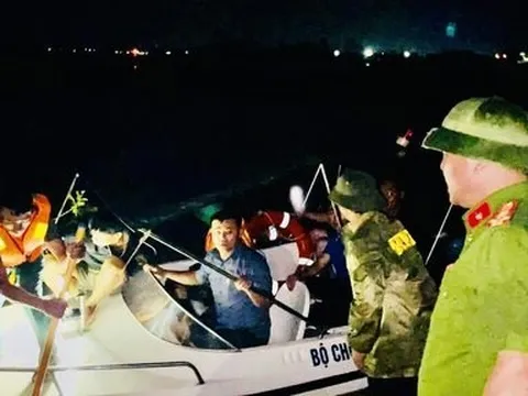 Cứu 9 công nhân thi công đường cao tốc Bắc - Nam bị mắc kẹt trong lũ