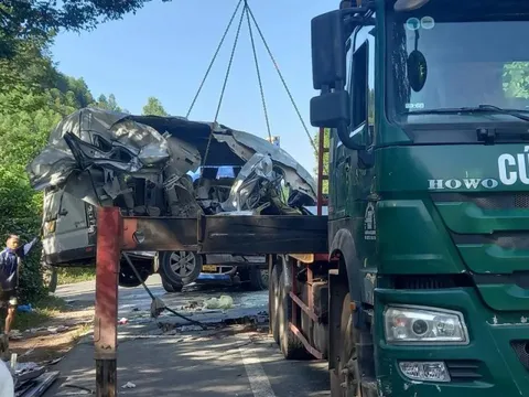 Vụ tai nạn 5 người tử vong, 10 người bị thương: Xe chở khách đi lễ đền về