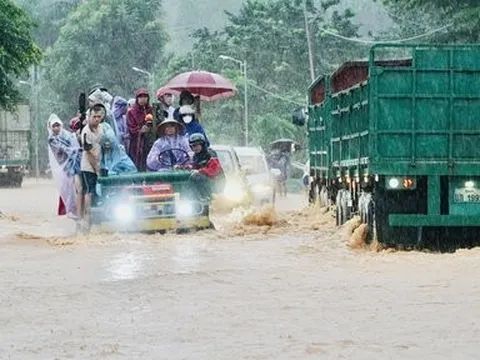 Hà Tĩnh: Mưa xối xả, các hồ chứa đồng loạt xả lũ