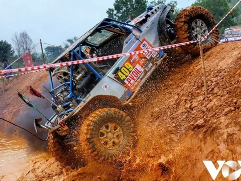 Thót tim những cú lật xe tại Giải đua xe Ô tô địa hình Việt Nam 2023