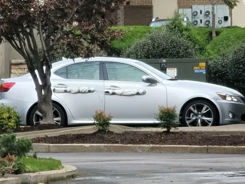 Vật lạ ở cửa xe khiến người dân thất kinh, cảnh sát, cứu thương, cứu hỏa ập tới nhưng chưng hửng ra về