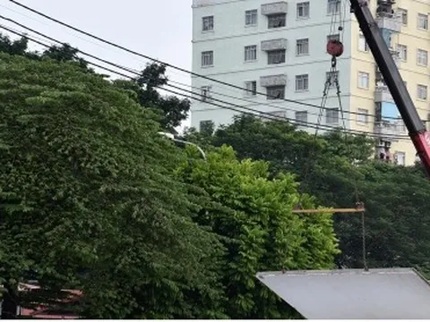 Cận cảnh việc tháo dỡ tường rào bê tông đường vành đai 2,5 Đầm Hồng- Giải Phóng