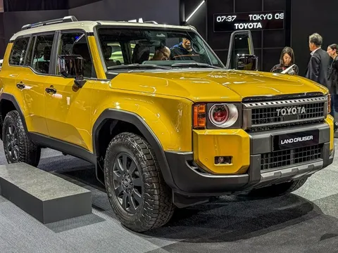 Toyota có Land Cruiser lạ, gây bất ngờ vì gắn 'chân ga chân phanh' lên vô lăng, dễ lái như đi xe máy