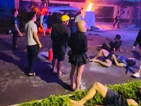 Mercedes đâm vào bùng binh bốc cháy trơ khung, 6 người thoát chết