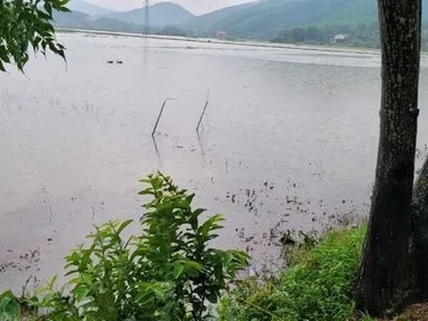 Bé trai ra mương nước trước nhà chơi, đuối nước thương tâm