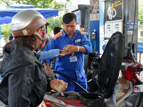 Giá xăng RON95 tăng hơn 400 đồng mỗi lít, giá dầu giảm