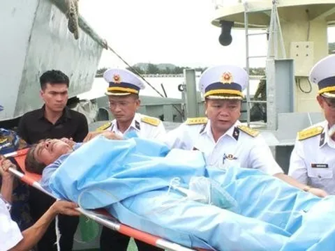 Đưa ngư dân Quảng Ngãi bị bệnh trên biển vào đất liền an toàn