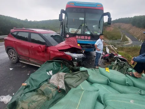 Tai nạn trên cao tốc Cam Lộ - La Sơn, 2 người bị thương, nhiều phương tiện hư hỏng