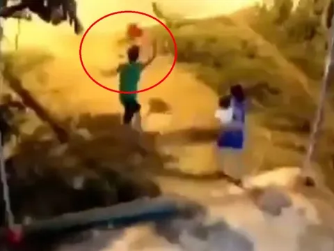 Ngỡ ngàng lý do bố bạo hành, cầm chân con gái 3 tuổi quăng ra xa