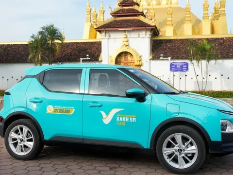 Ảnh dàn taxi điện Xanh SM tập kết, lăn bánh trên đường phố Lào
