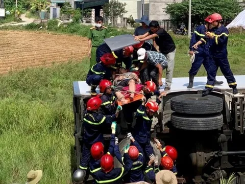 Cảnh sát cưa cabin, dùng cần cẩu để cứu tài xế kẹt trong xe tải bị lật