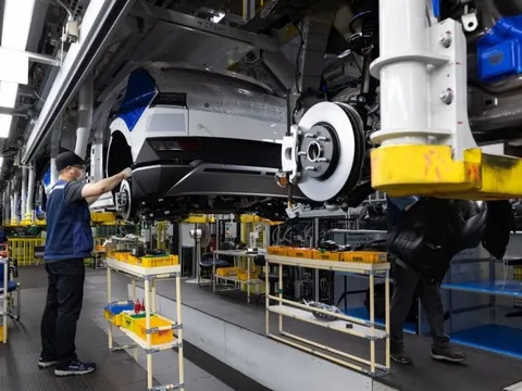 Thế giới 'chia làm 2 phe' với xe điện khiến các hãng ô tô lao đao