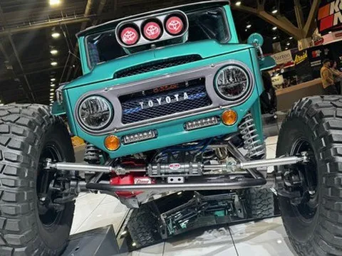 Toyota Land Cruiser bản độ chính hãng cho dân mê off-road khắc nghiệt: Lốp siêu khổng lồ, động cơ 725 mã lực như siêu xe