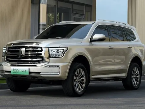 Mẫu SUV 'ăn' xăng 2,3 lít/100 km gây sốt tại Trung Quốc, giá hơn 1 tỷ đồng so kè Toyota Land Cruiser