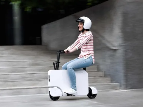 Honda bắt đầu bán mẫu scooter điện mini có một không hai: Gập gọn như 1 chiếc vali, giá dưới 1.000 USD