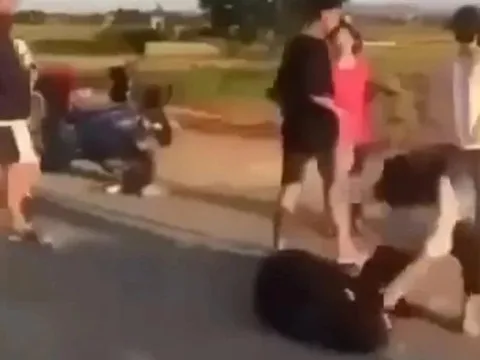 Nữ sinh lớp 10 bị nhóm bạn nữ đánh hội đồng bất tỉnh