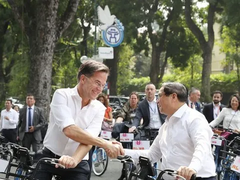 Hai Thủ tướng Việt Nam - Hà Lan cùng đạp xe dạo phố Hà Nội