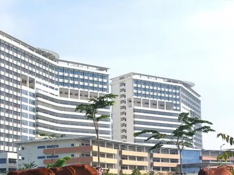 Bệnh nhân thiếu chỗ nằm, bệnh viện nghìn tỷ xây mãi chưa xong