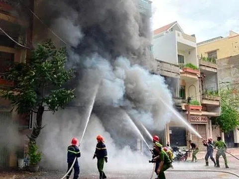 Cháy lớn tại một cửa hàng bán nệm, vải rèm giữa phố biển Quy Nhơn