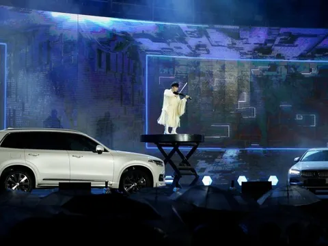 CCA 2023 qua ảnh: Nghệ sĩ diễn cùng xe, AP15 xuyên Việt chiếu trên màn hình khổng lồ và nhiều điểm nhấn khó bỏ lỡ