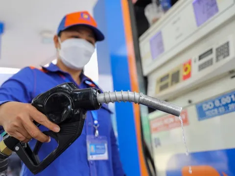 Giá xăng tiếp tục tăng từ 15h chiều hôm nay, 1/11