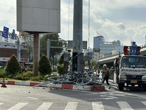 Sập giàn đèn ngã tư Hàng Xanh, 1 công nhân bị đè trúng