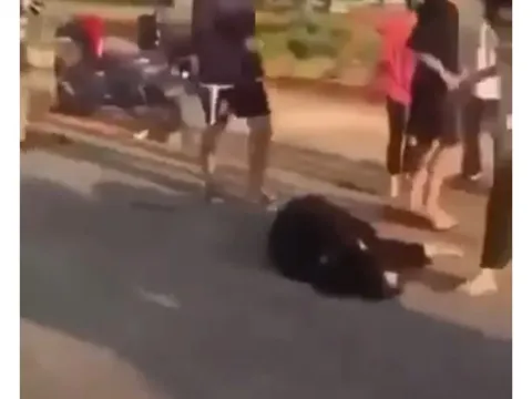 Nữ sinh lớp 10 bị bạn đánh chai bia vào đầu bất tỉnh