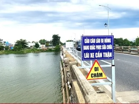 Cận cảnh cầu Câu Lâu ở Quảng Nam hư hỏng, ô tô vẫn bất chấp qua lại