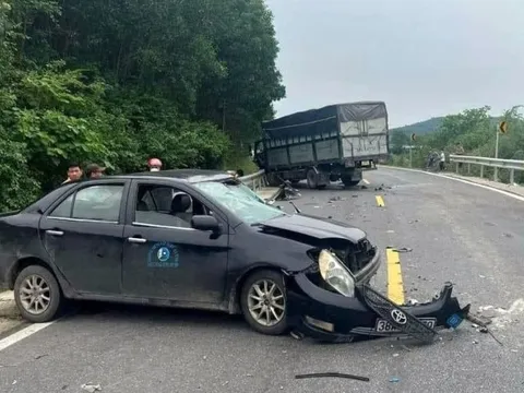 Ảnh TNGT: Toyota Vios tập lái tan nát khi đối đầu với xe tải