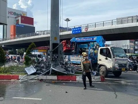 TPHCM: Rơi dàn đèn 'khổng lồ' tại ngã tư Hàng Xanh, một người bị thương nặng